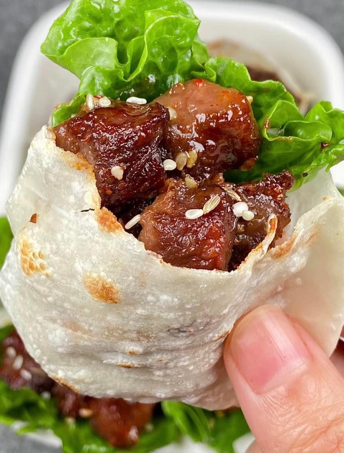 Bánh cuốn thịt bò sốt mật ong, hạt thì là và vừng, ăn kèm rau xà lách giòn mát