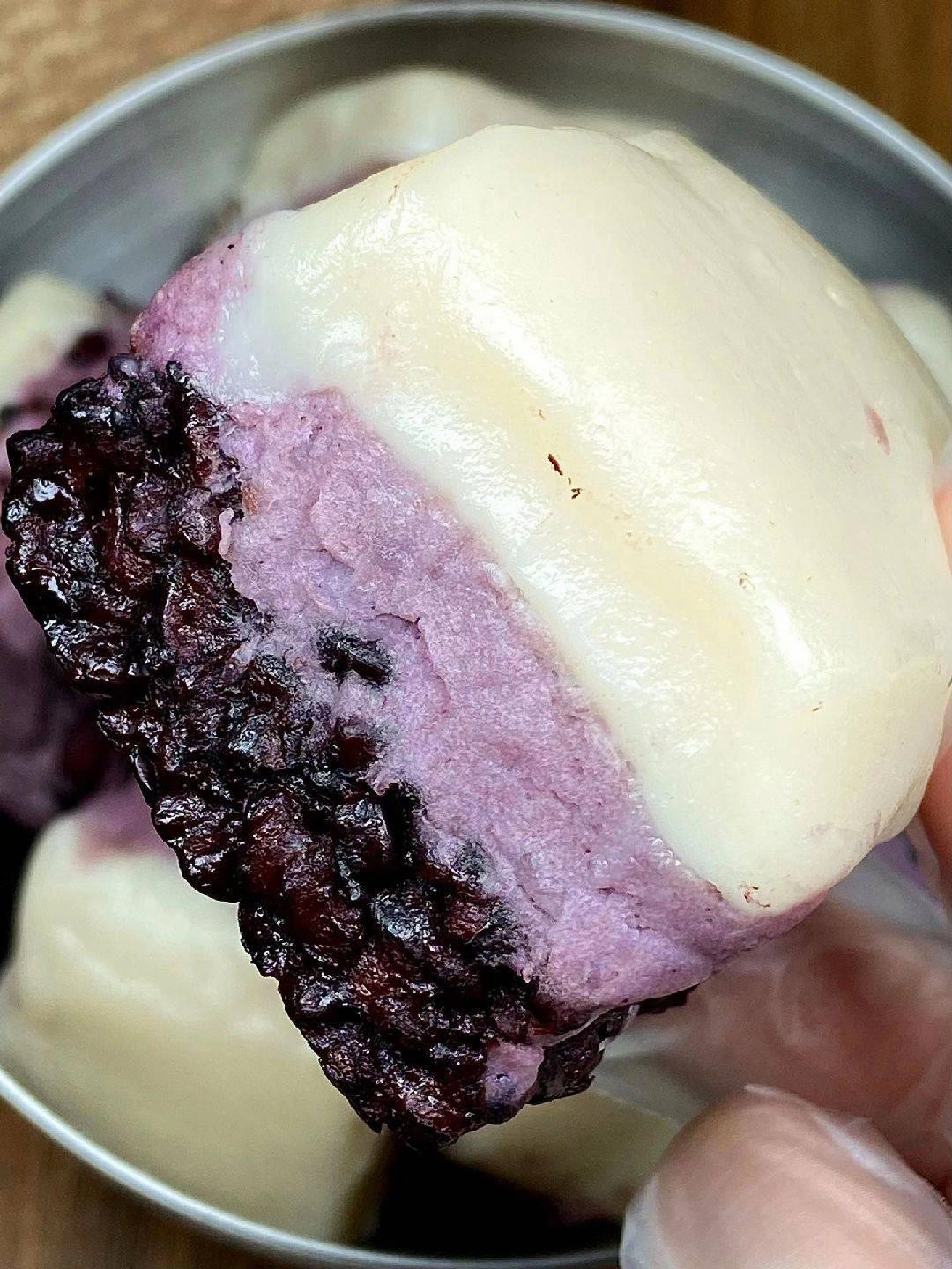 Bánh khoai môn nếp cẩm hấp: Lớp vỏ trắng, nhân tím và cơm đen ngọt ngào