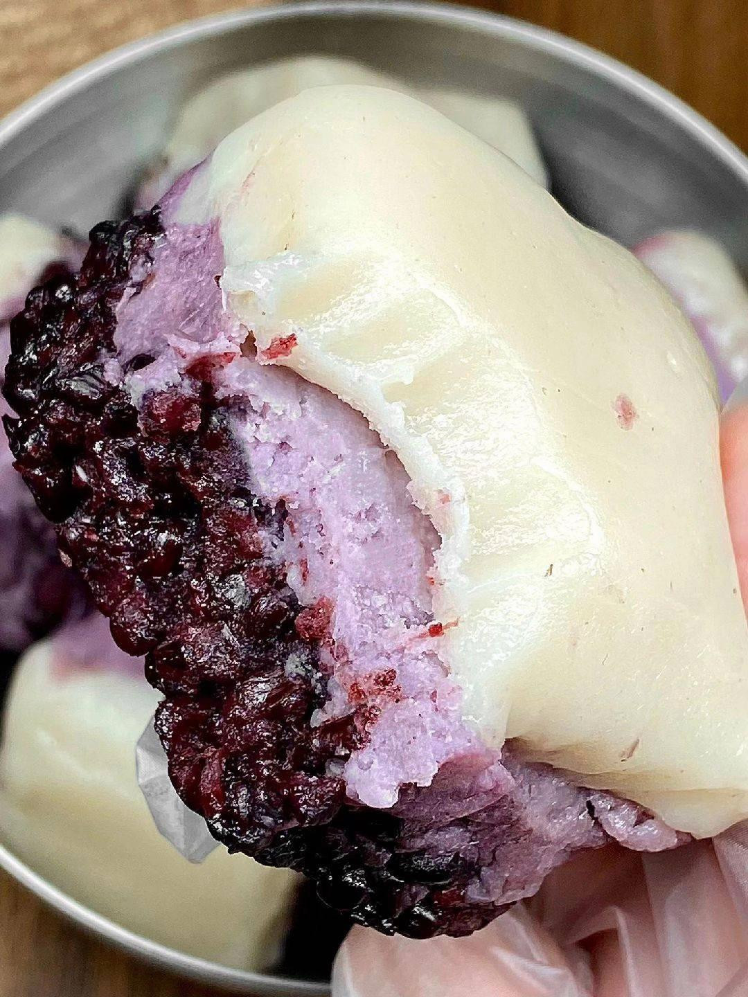 Bánh khoai môn nếp cẩm hấp: Lớp vỏ trắng, nhân tím và cơm đen ngọt ngào