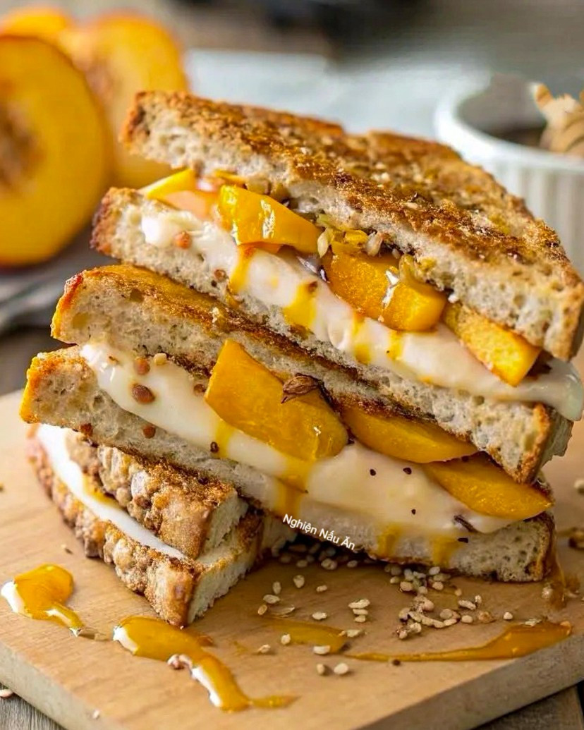 Bánh mì nướng phô mai Brie và đào mật ong giòn ngon