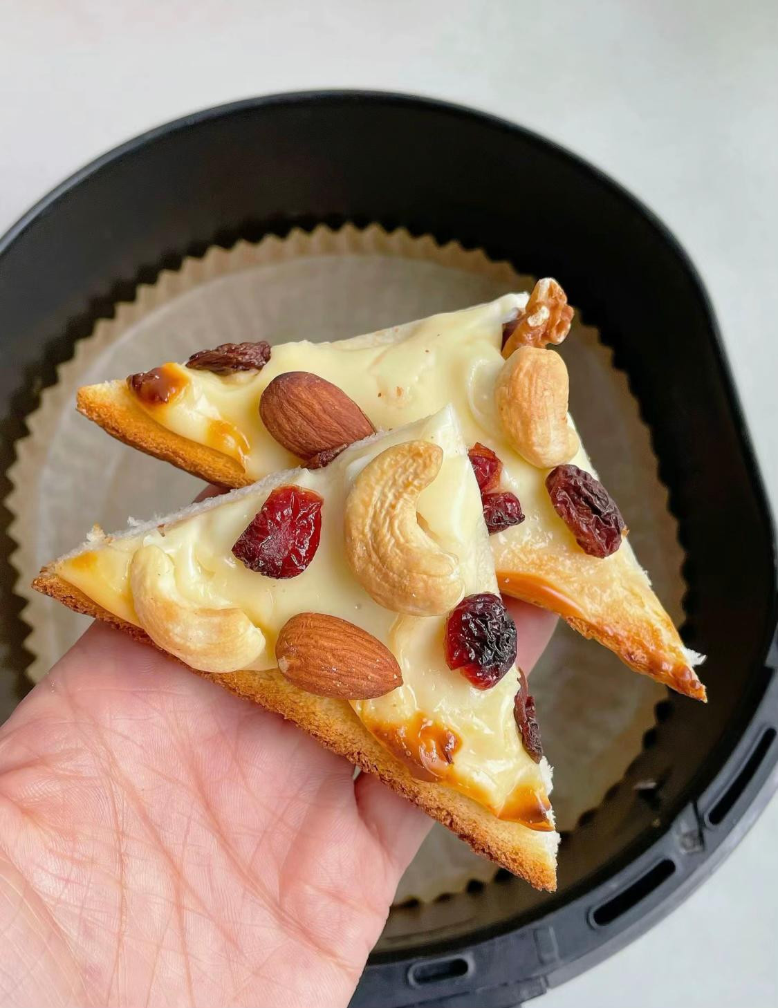 Bánh mì nướng phô mai giòn tan với hạt điều, hạnh nhân và nho khô