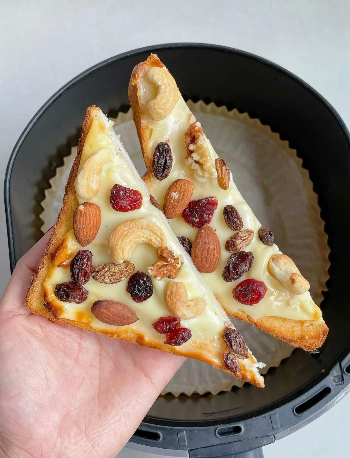 Bánh mì nướng phô mai giòn tan với hạt điều, hạnh nhân và nho khô