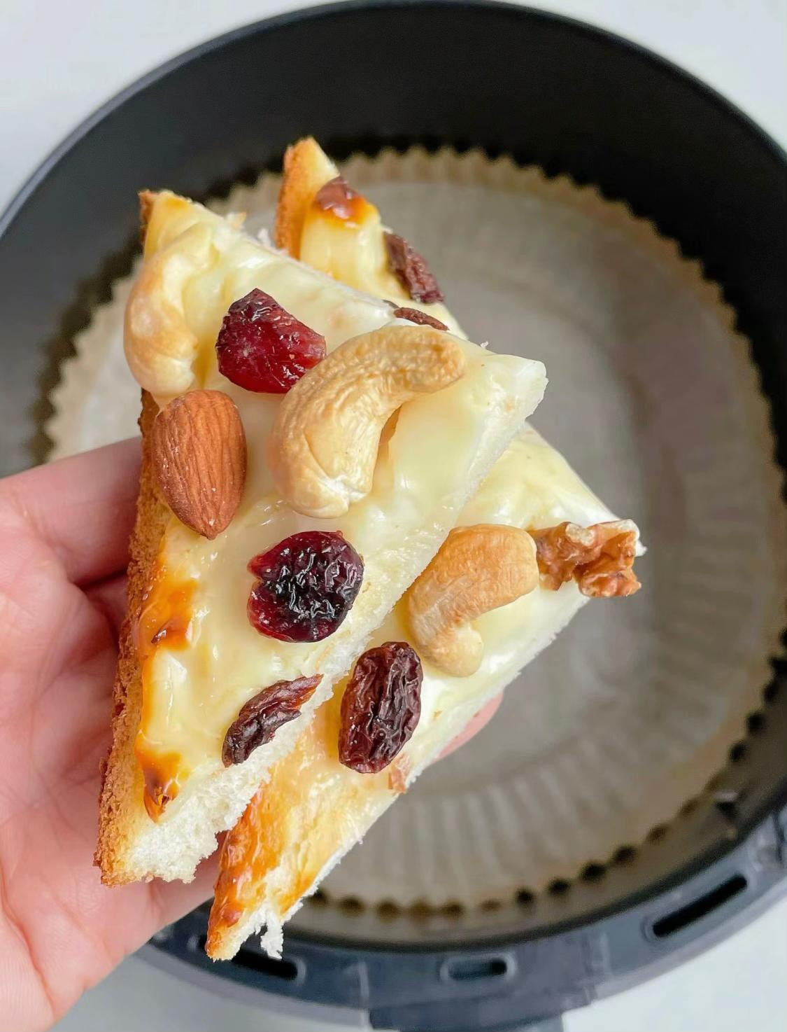 Bánh mì nướng phô mai giòn tan với hạt điều, hạnh nhân và nho khô