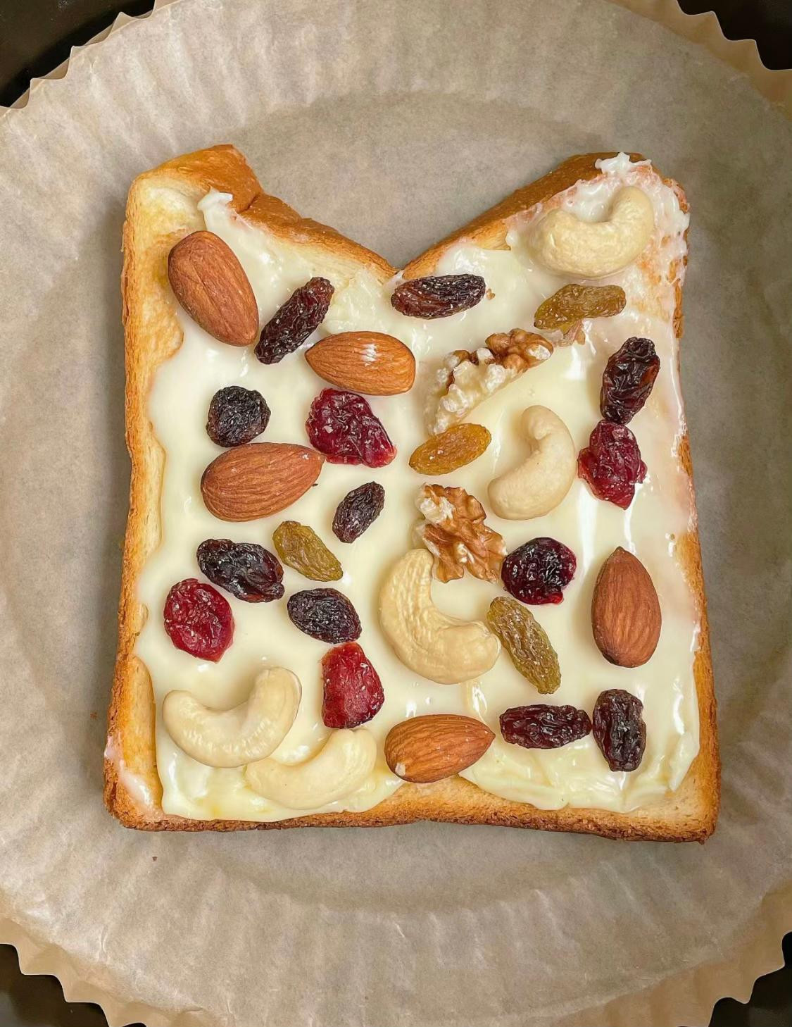 Bánh mì nướng phô mai giòn tan với hạt điều, hạnh nhân và nho khô
