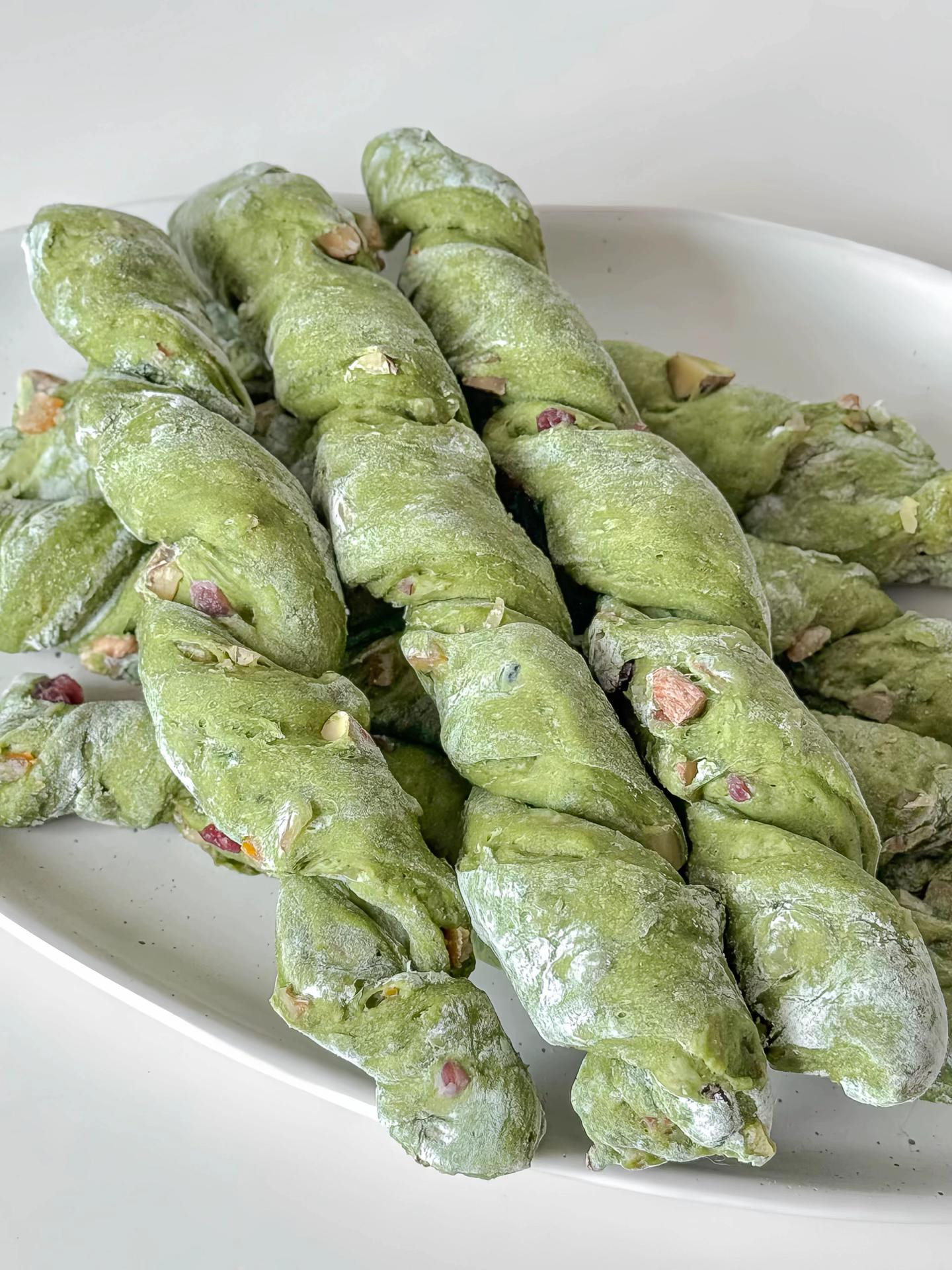 Bánh mì que Matcha hạt và vỏ cam xoắn đẹp mắt, công thức healthy