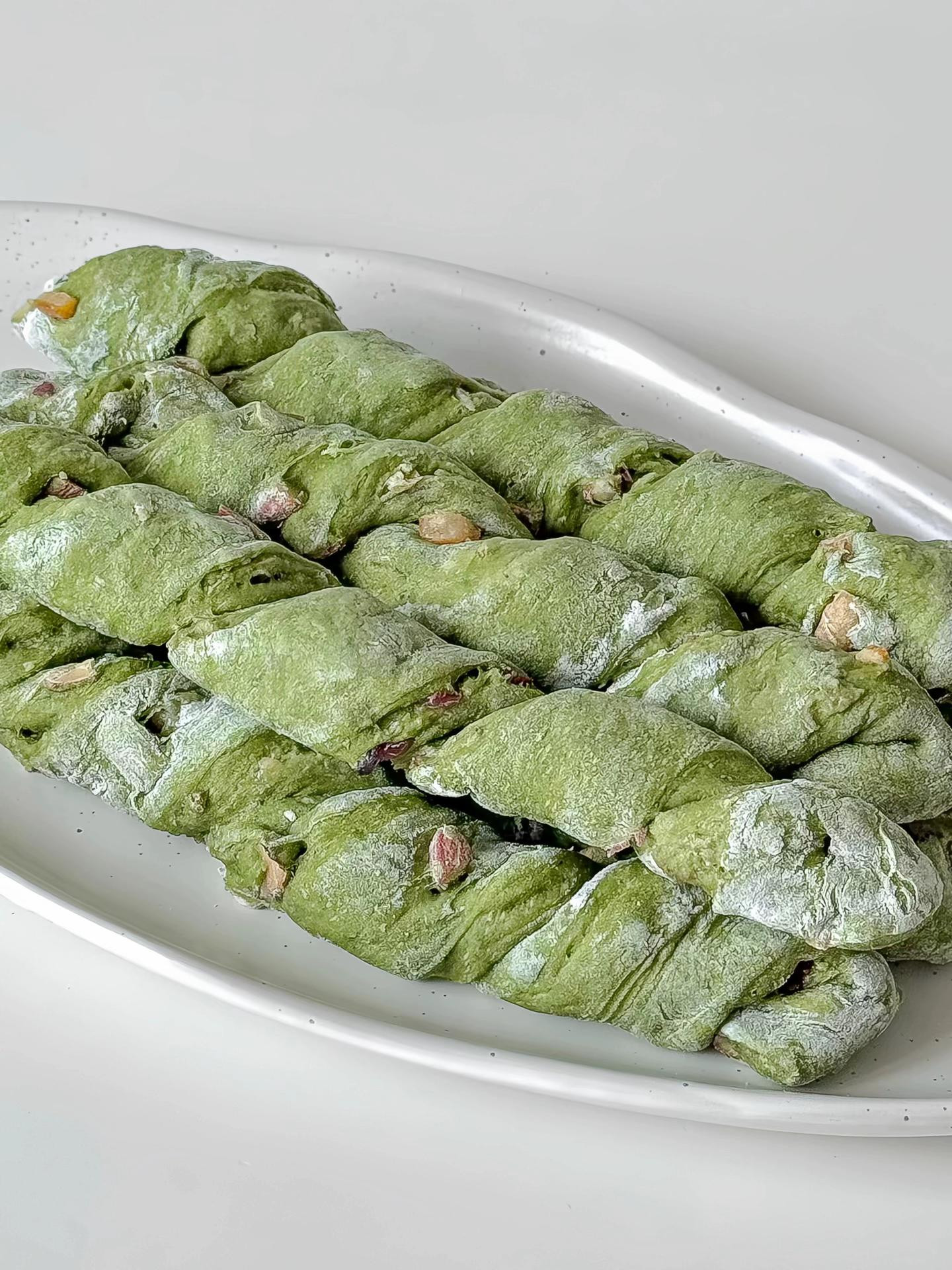 Bánh mì que Matcha hạt và vỏ cam xoắn đẹp mắt, công thức healthy