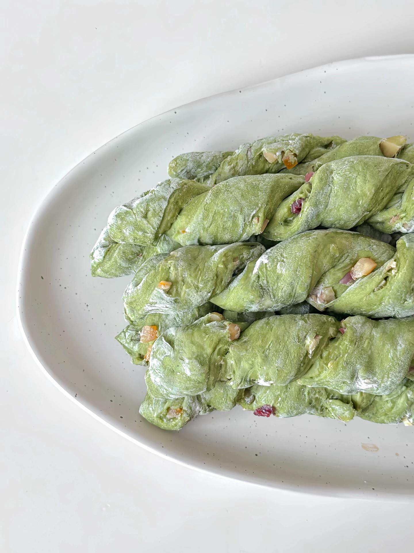 Bánh mì que Matcha hạt và vỏ cam xoắn đẹp mắt, công thức healthy