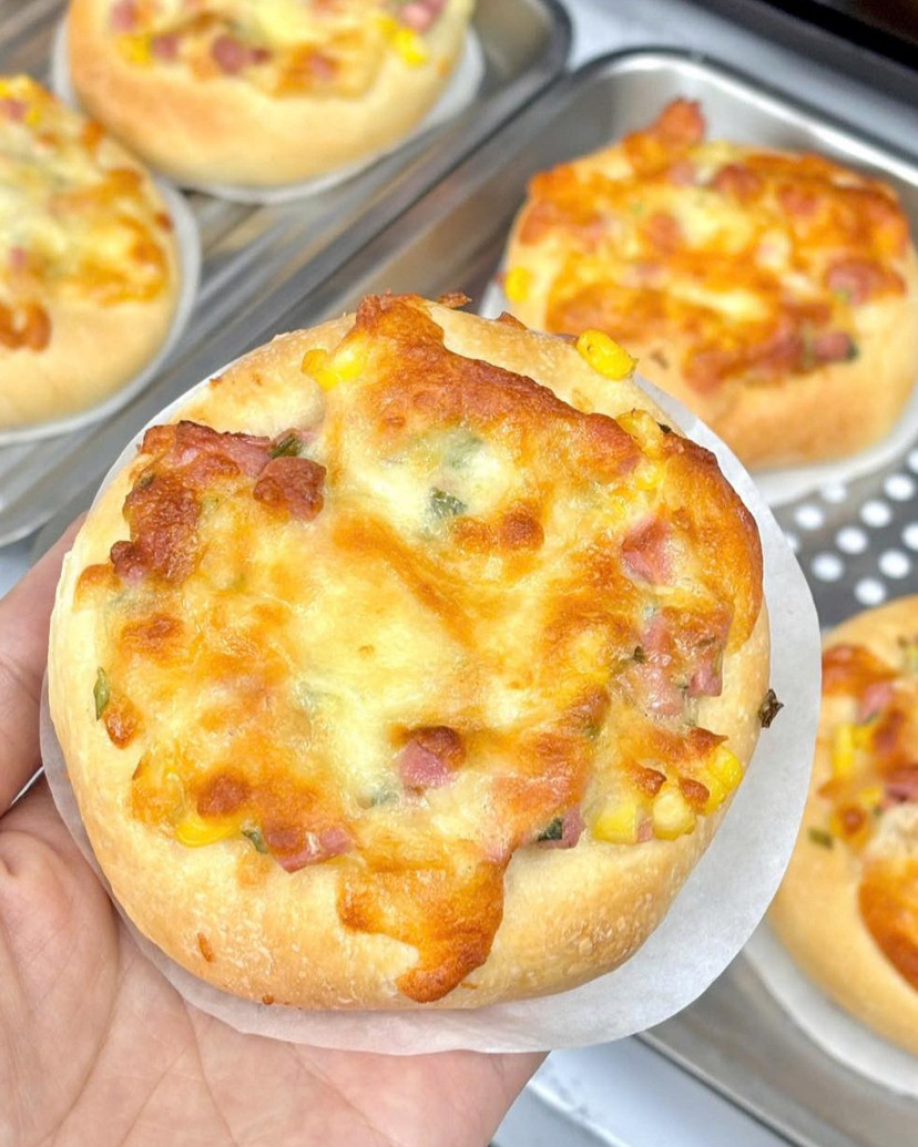 Bánh Mì Xúc Xích Phô Mai Kéo Sợi