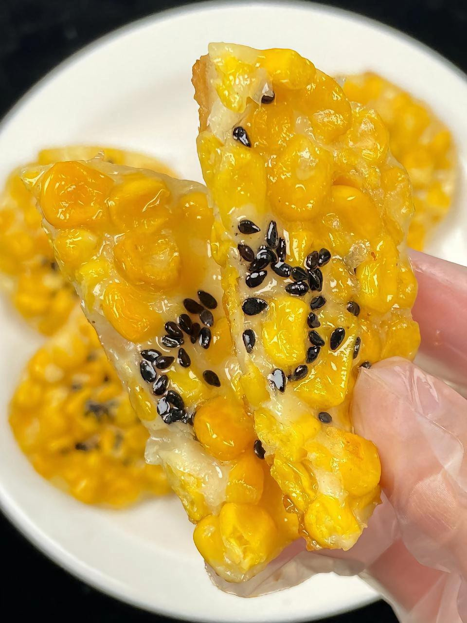 Bánh ngô chiên giòn với mè đen, công thức đơn giản từ hạt ngô tươi