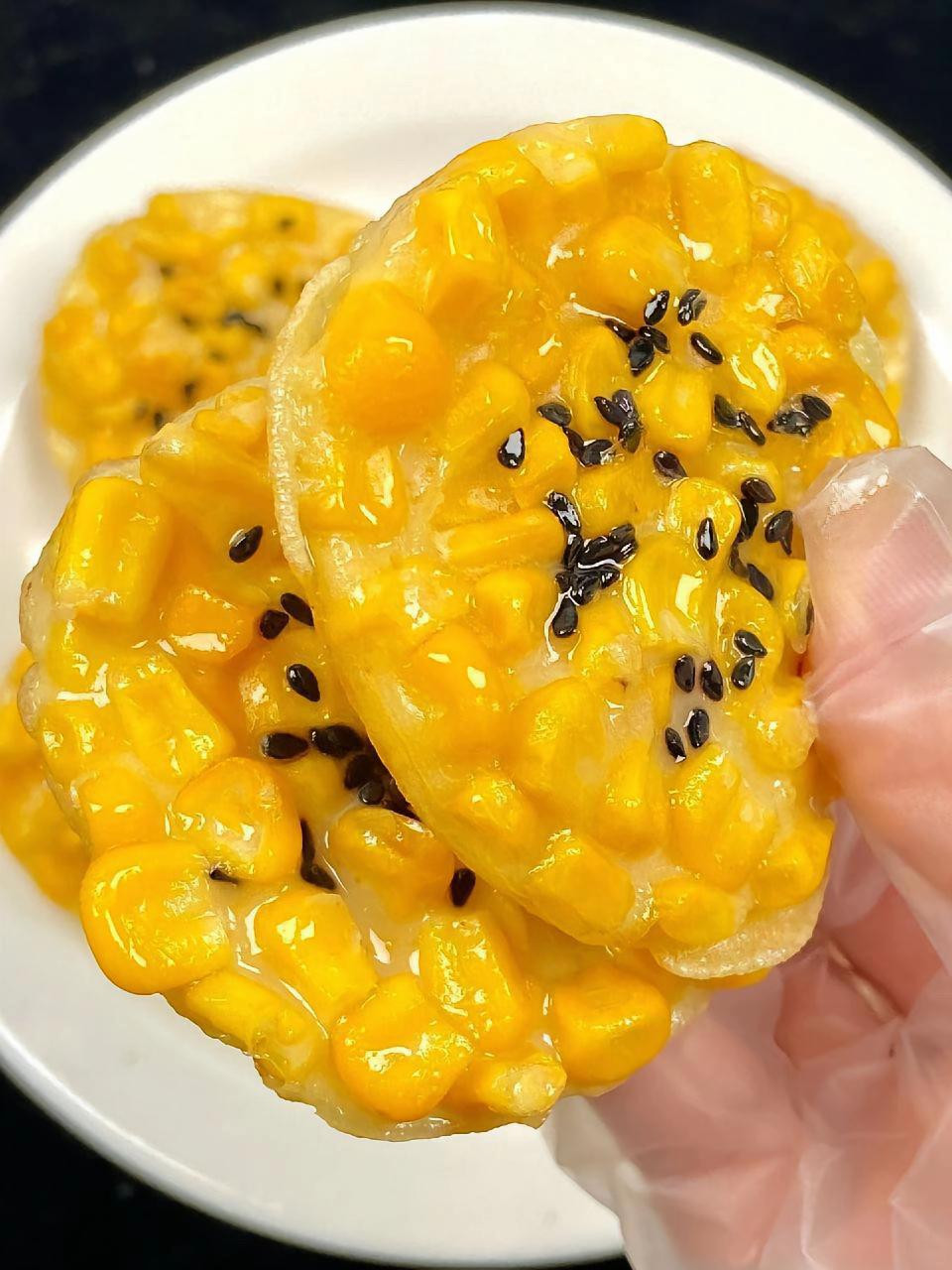 Bánh ngô chiên giòn với mè đen, công thức đơn giản từ hạt ngô tươi