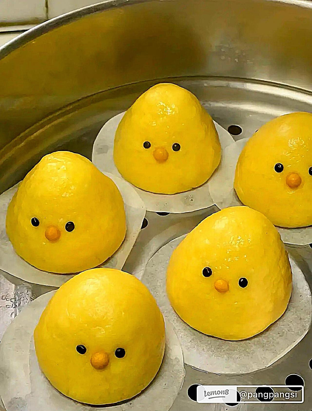 Bánh ngô hấp bột gà wowotou hình con gà dễ thương ăn kèm nhân thịt băm và đậu đũa