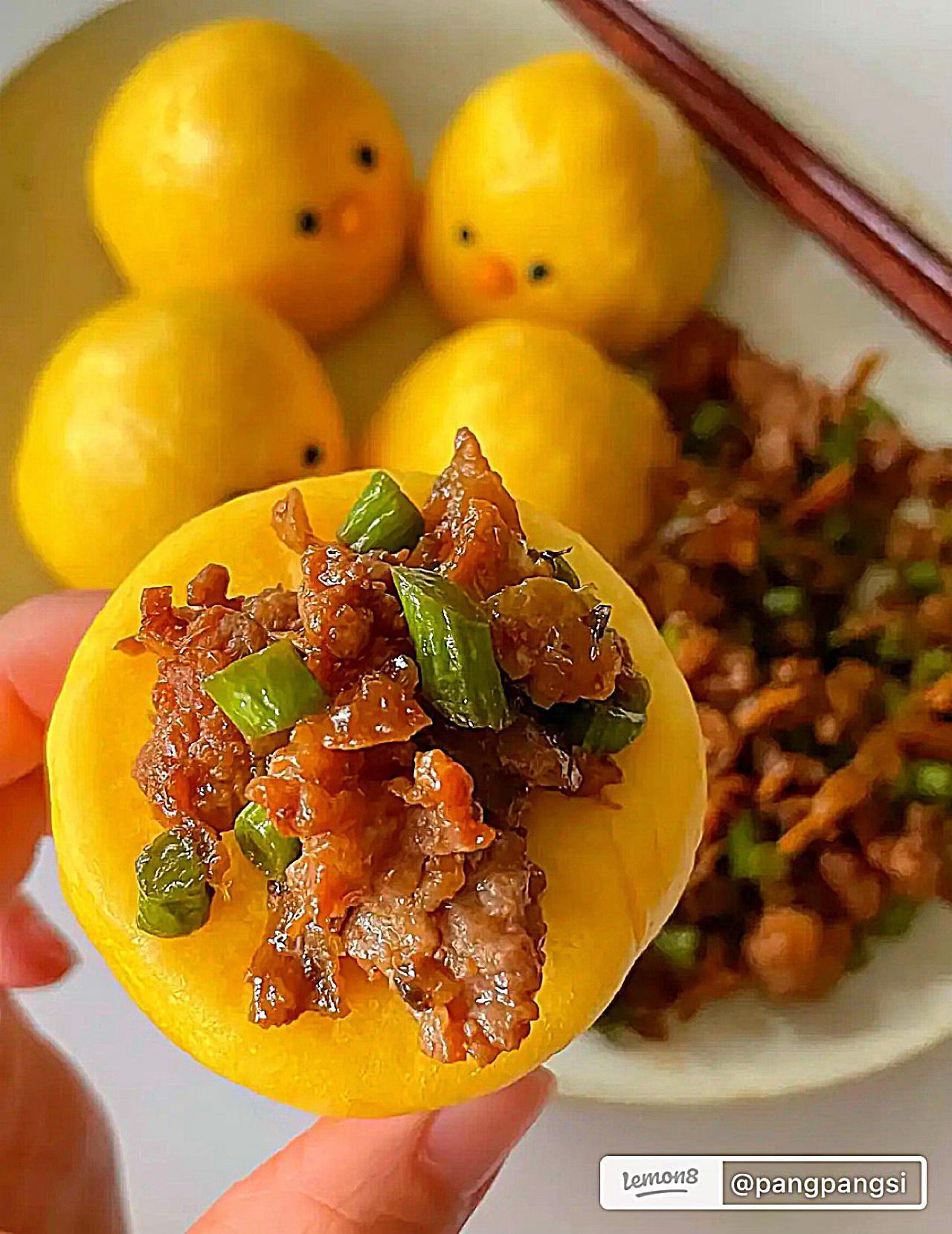 Bánh ngô hấp bột gà wowotou hình con gà dễ thương ăn kèm nhân thịt băm và đậu đũa