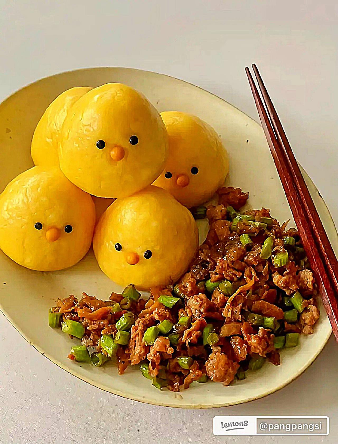 Bánh ngô hấp bột gà wowotou hình con gà dễ thương ăn kèm nhân thịt băm và đậu đũa