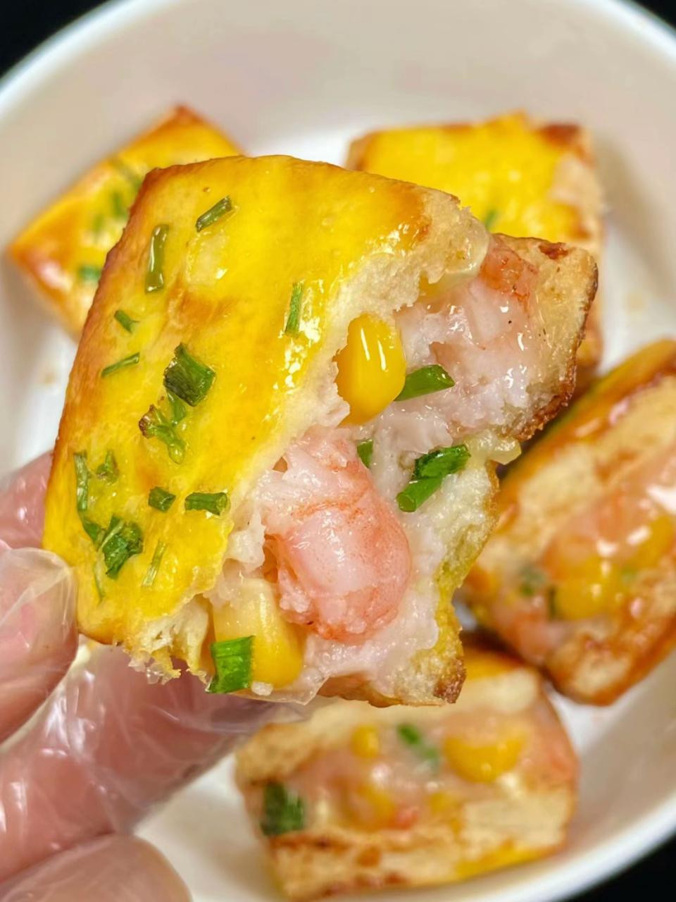 Bánh nhân tôm và ngô nướng, món ăn vặt đơn giản làm nhanh trong 10 phút