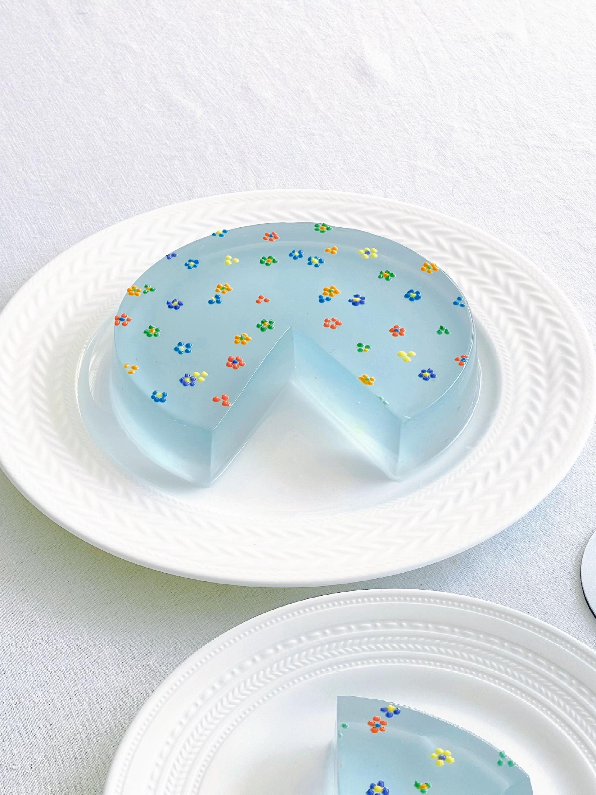 Bánh thạch dừa hoa đậu biếc trong suốt trang trí hình hoa rực rỡ