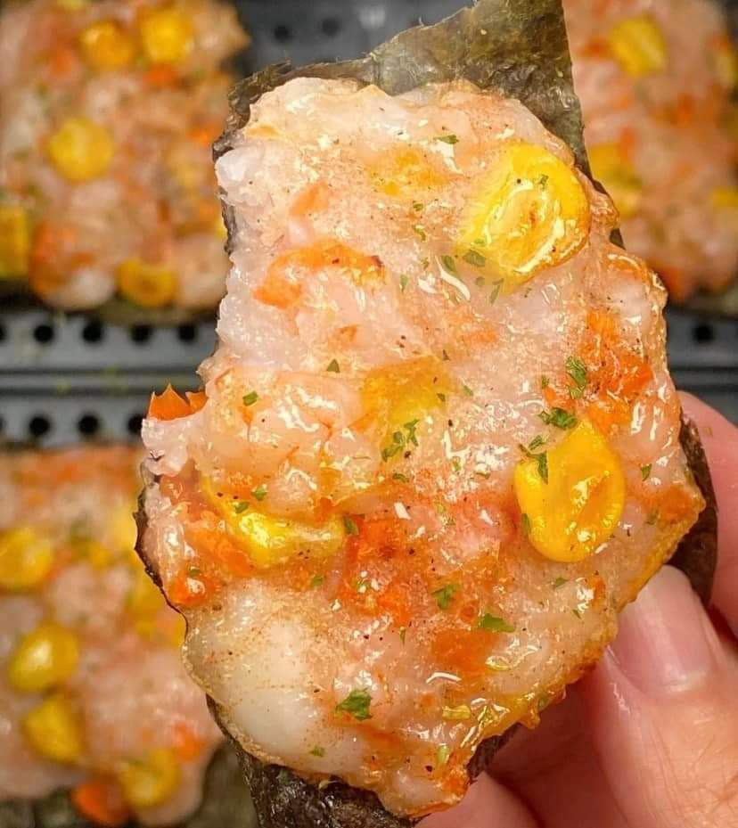 Bánh tôm rong biển nướng với ngô và củ cải
