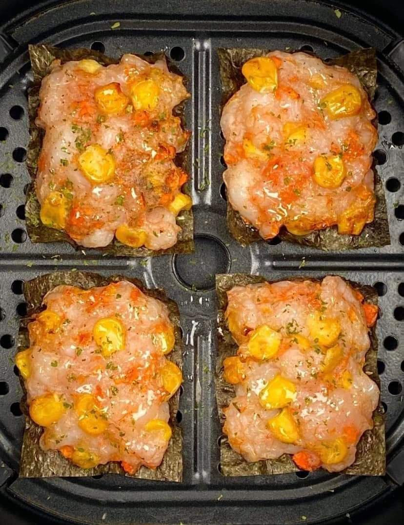 Bánh tôm rong biển nướng với ngô và củ cải