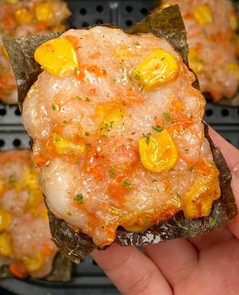 Bánh tôm rong biển nướng với ngô và củ cải