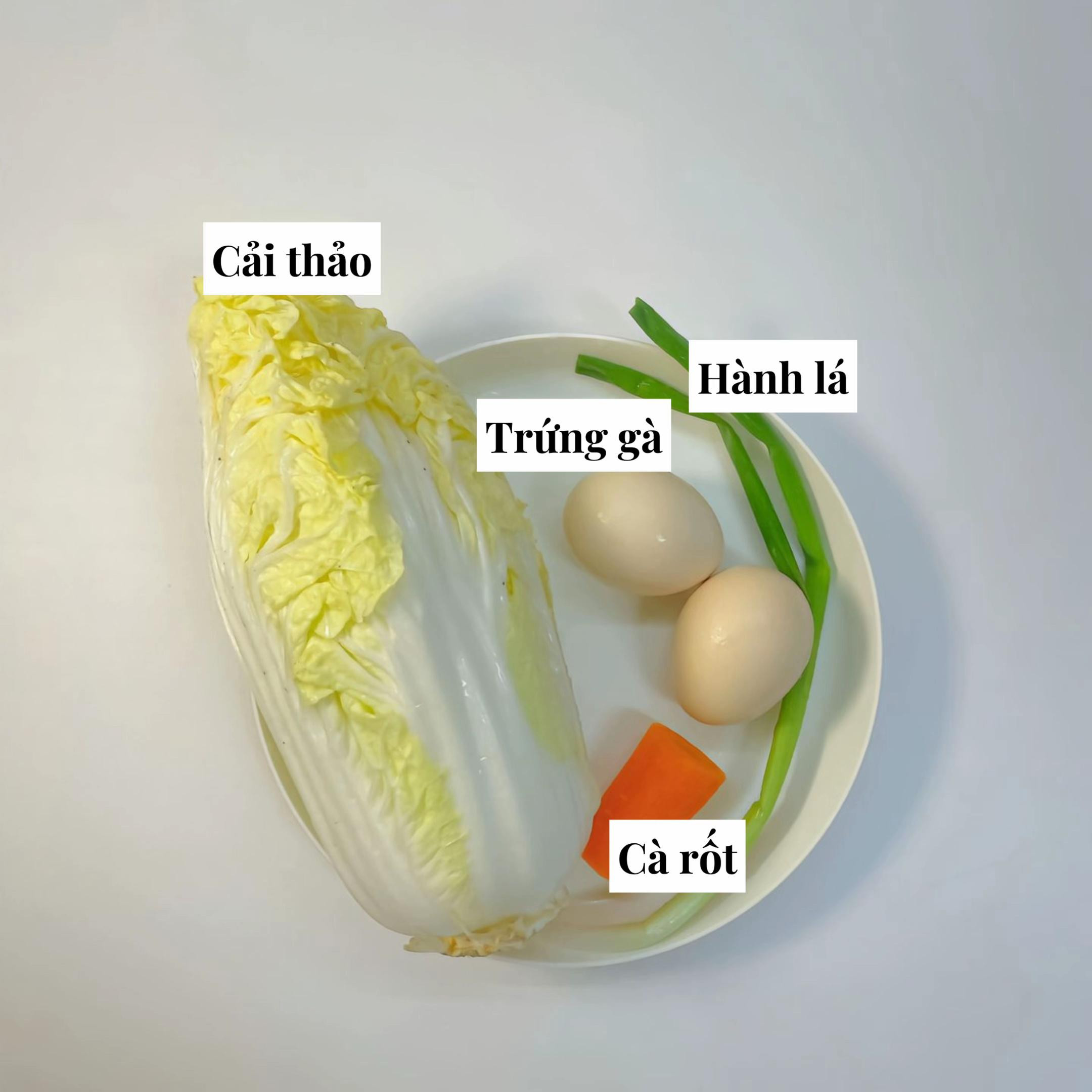 Bánh trứng rán rau củ với cải thảo, cà rốt và hành lá