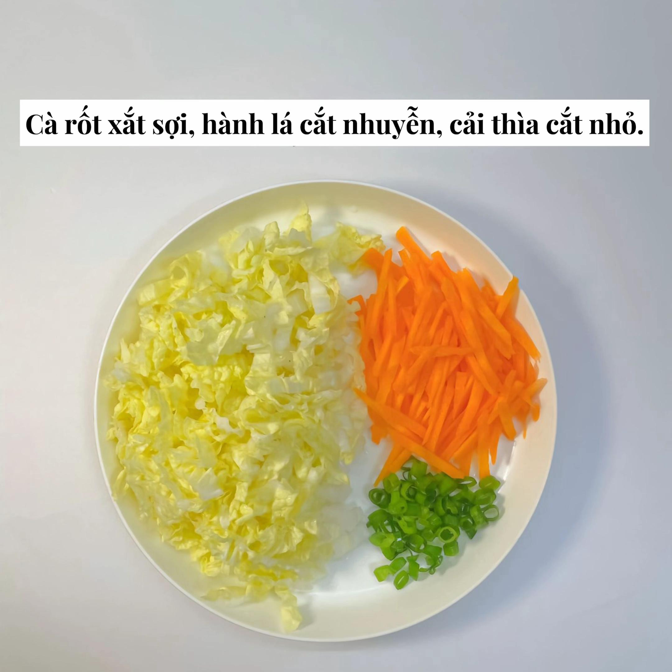 Bánh trứng rán rau củ với cải thảo, cà rốt và hành lá