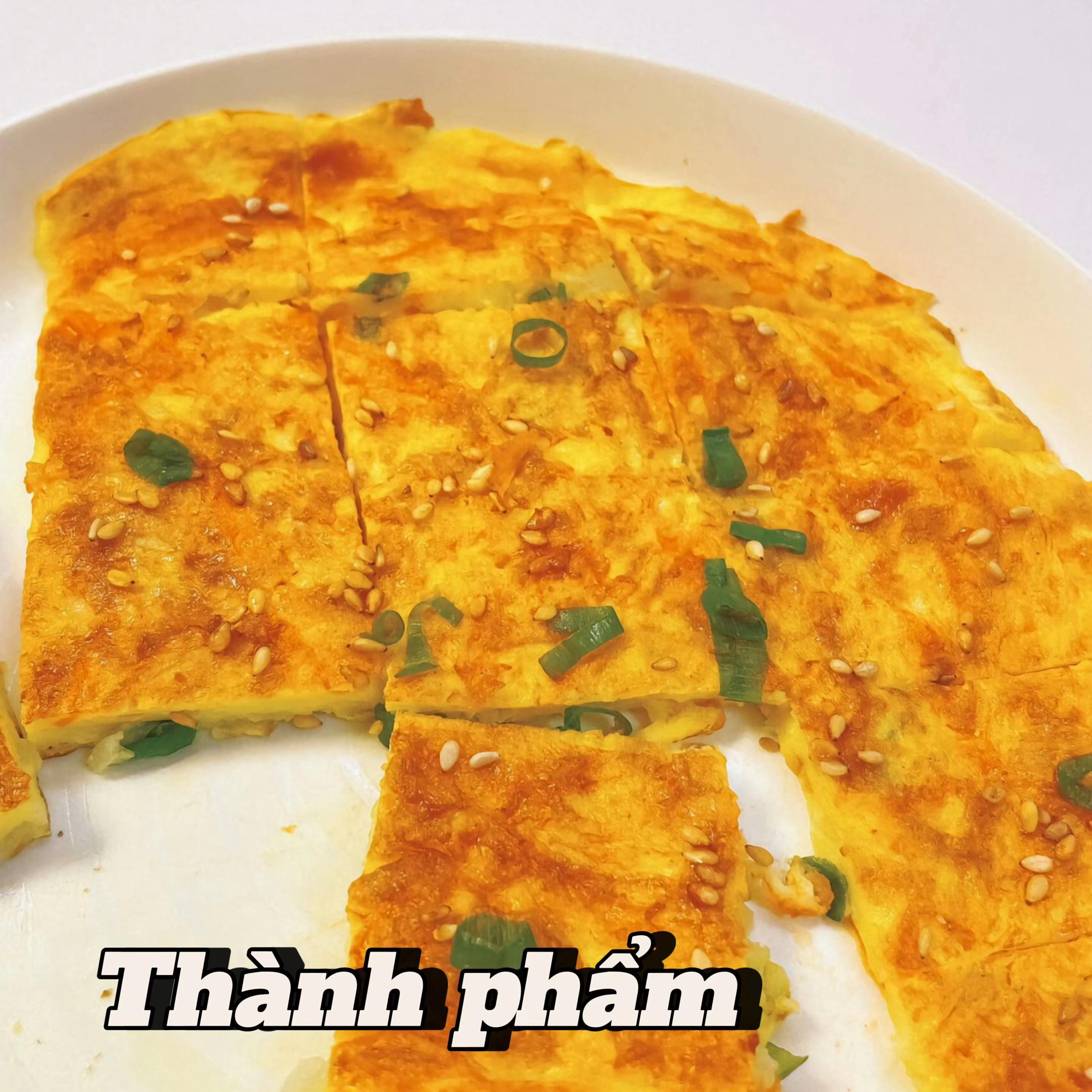 Bánh trứng rán rau củ với cải thảo, cà rốt và hành lá