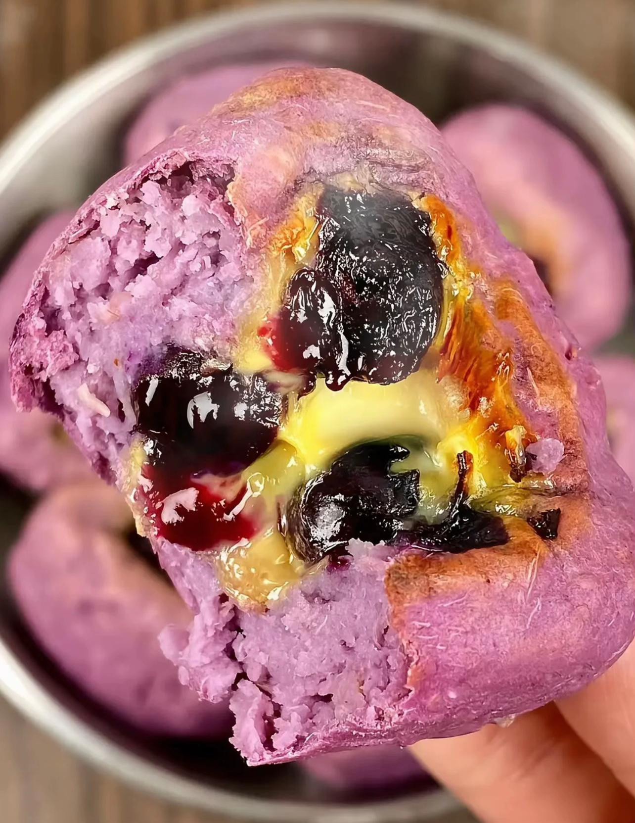 Bánh Trứng Việt Quất: Khoai môn, khoai lang tím, yến mạch, trứng và việt quất