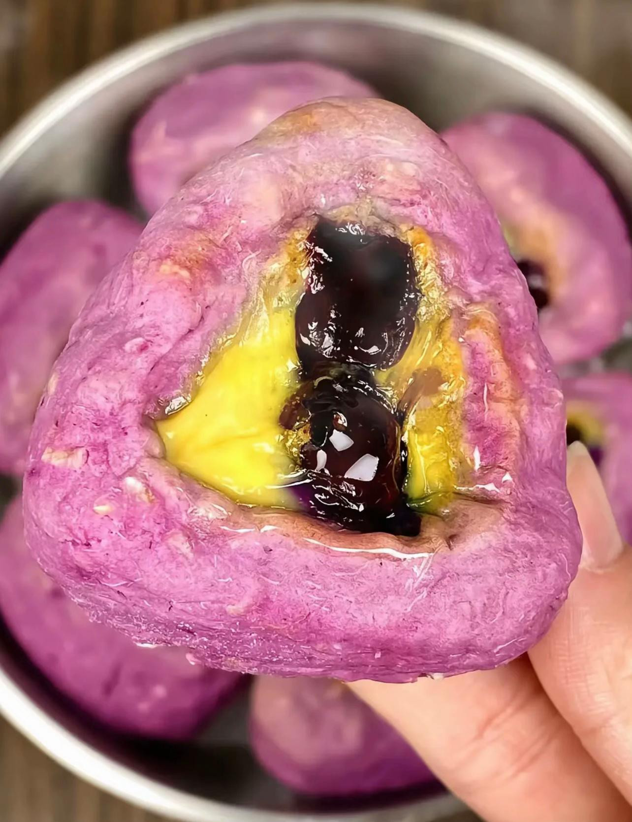 Bánh Trứng Việt Quất: Khoai môn, khoai lang tím, yến mạch, trứng và việt quất