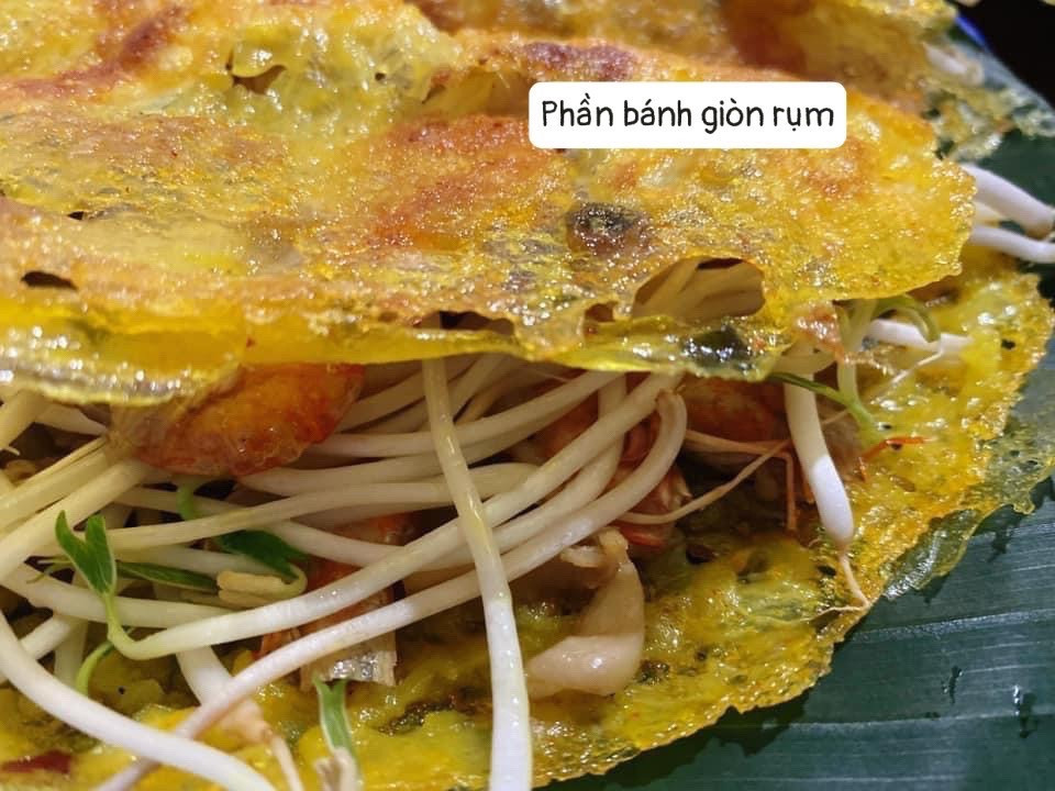 Bánh xèo tôm đồng giòn rụm, nhân đầy đủ thịt và giá đỗ, cuốn cùng rau sống tươi ngon