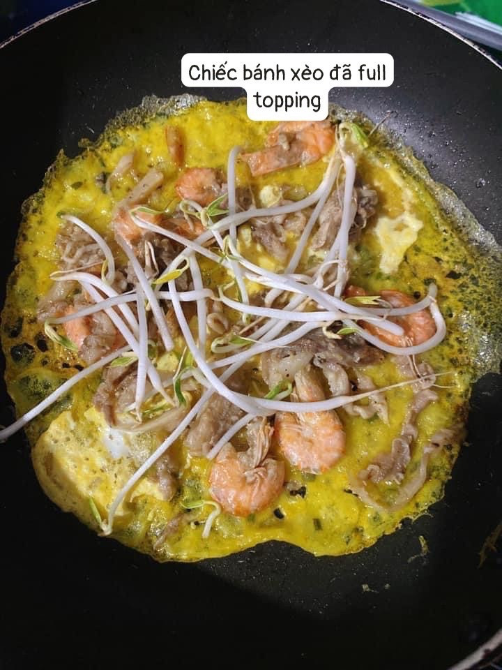 Bánh xèo tôm đồng giòn rụm, nhân đầy đủ thịt và giá đỗ, cuốn cùng rau sống tươi ngon