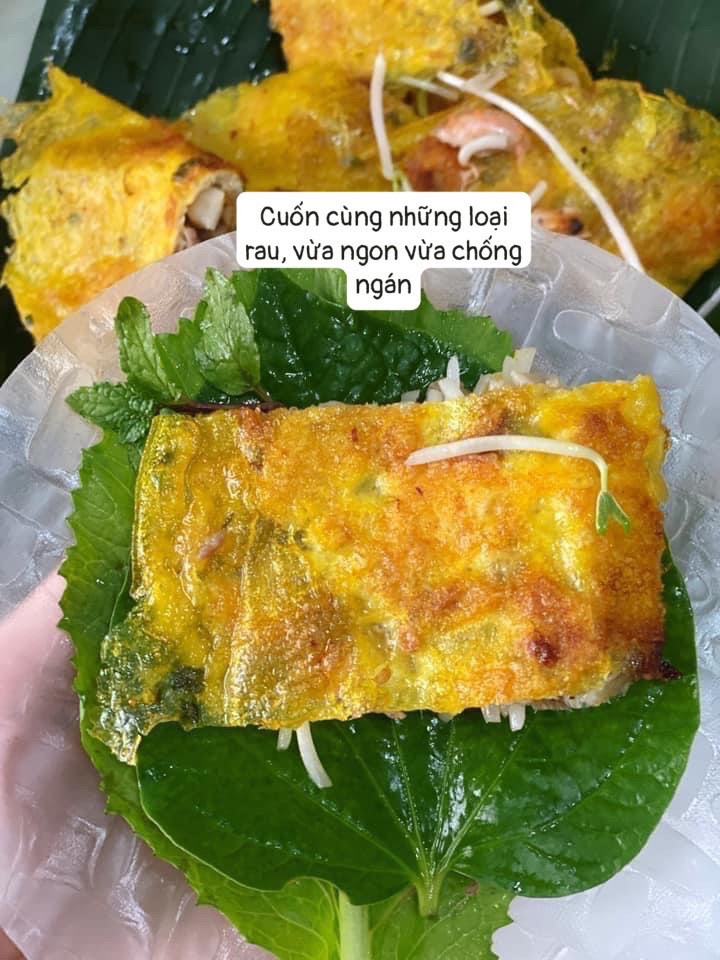 Bánh xèo tôm đồng giòn rụm, nhân đầy đủ thịt và giá đỗ, cuốn cùng rau sống tươi ngon