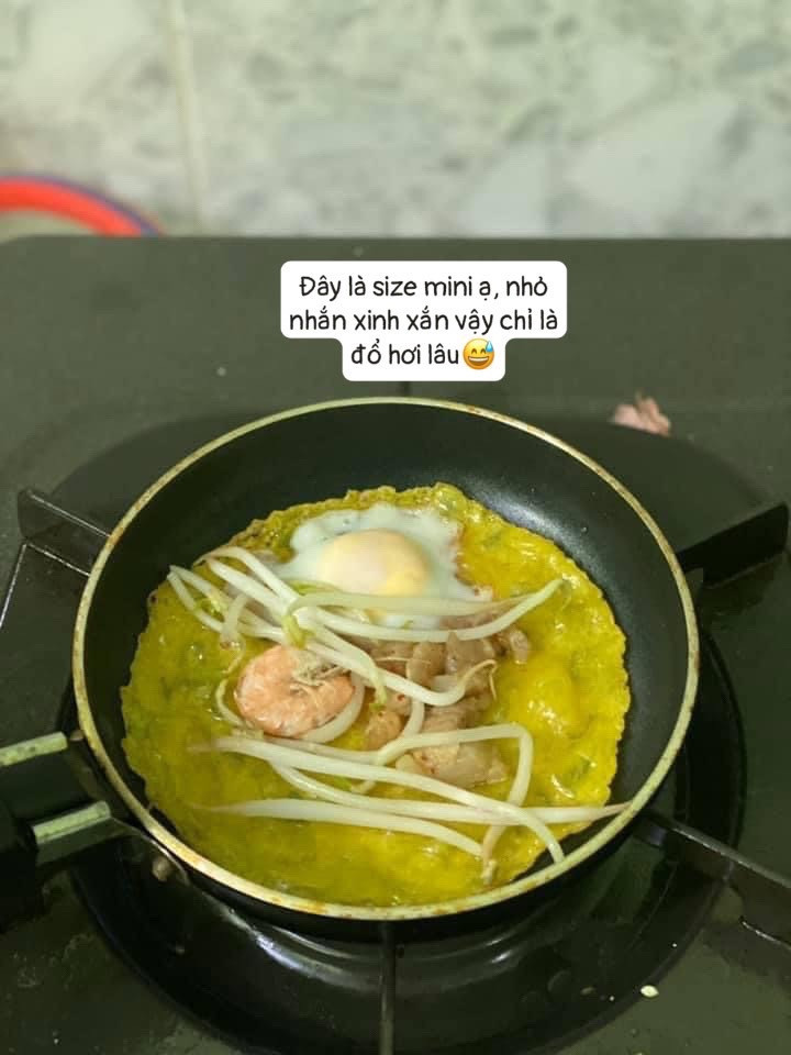 Bánh xèo tôm đồng giòn rụm, nhân đầy đủ thịt và giá đỗ, cuốn cùng rau sống tươi ngon