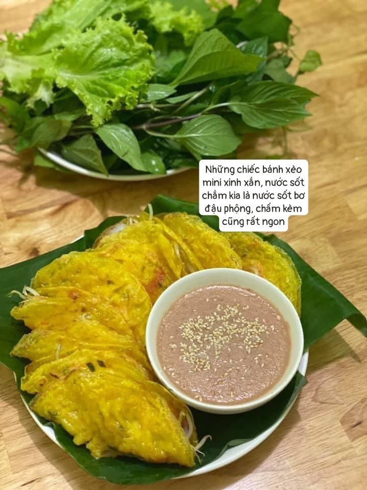 Bánh xèo tôm đồng giòn rụm, nhân đầy đủ thịt và giá đỗ, cuốn cùng rau sống tươi ngon