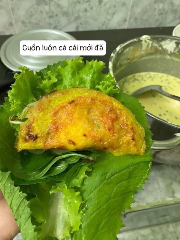 Bánh xèo tôm đồng giòn rụm, nhân đầy đủ thịt và giá đỗ, cuốn cùng rau sống tươi ngon