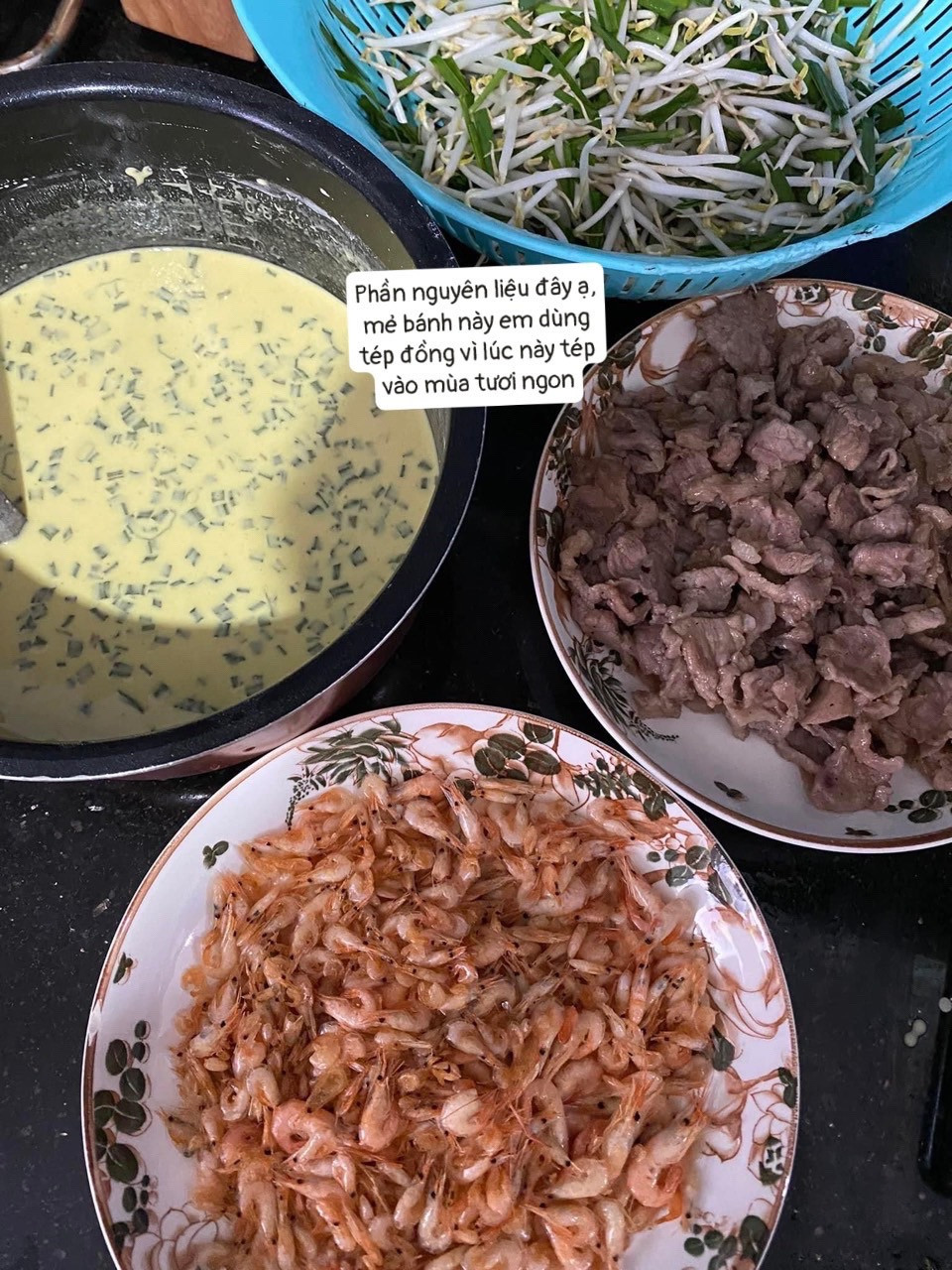 Bánh xèo tôm đồng giòn rụm, nhân đầy đủ thịt và giá đỗ, cuốn cùng rau sống tươi ngon