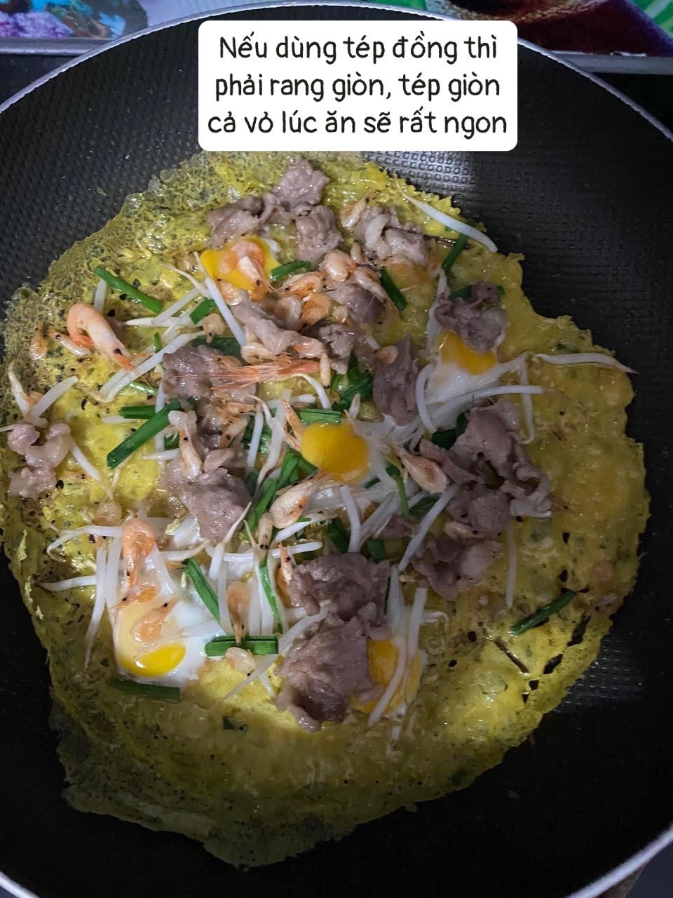 Bánh xèo tôm đồng giòn rụm, nhân đầy đủ thịt và giá đỗ, cuốn cùng rau sống tươi ngon