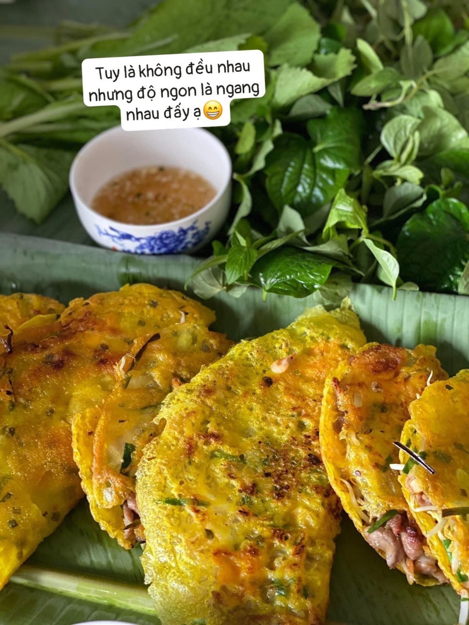 Bánh xèo tôm đồng giòn rụm, nhân đầy đủ thịt và giá đỗ, cuốn cùng rau sống tươi ngon