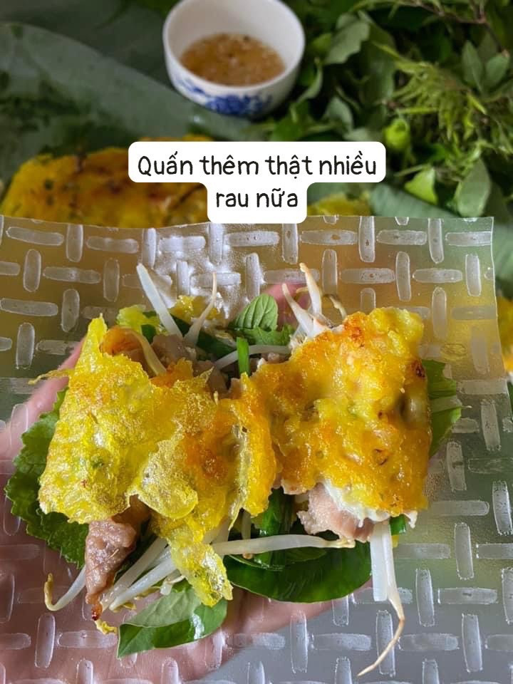 Bánh xèo tôm đồng giòn rụm, nhân đầy đủ thịt và giá đỗ, cuốn cùng rau sống tươi ngon