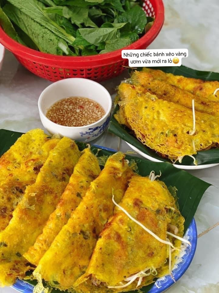 Bánh xèo tôm đồng giòn rụm, nhân đầy đủ thịt và giá đỗ, cuốn cùng rau sống tươi ngon