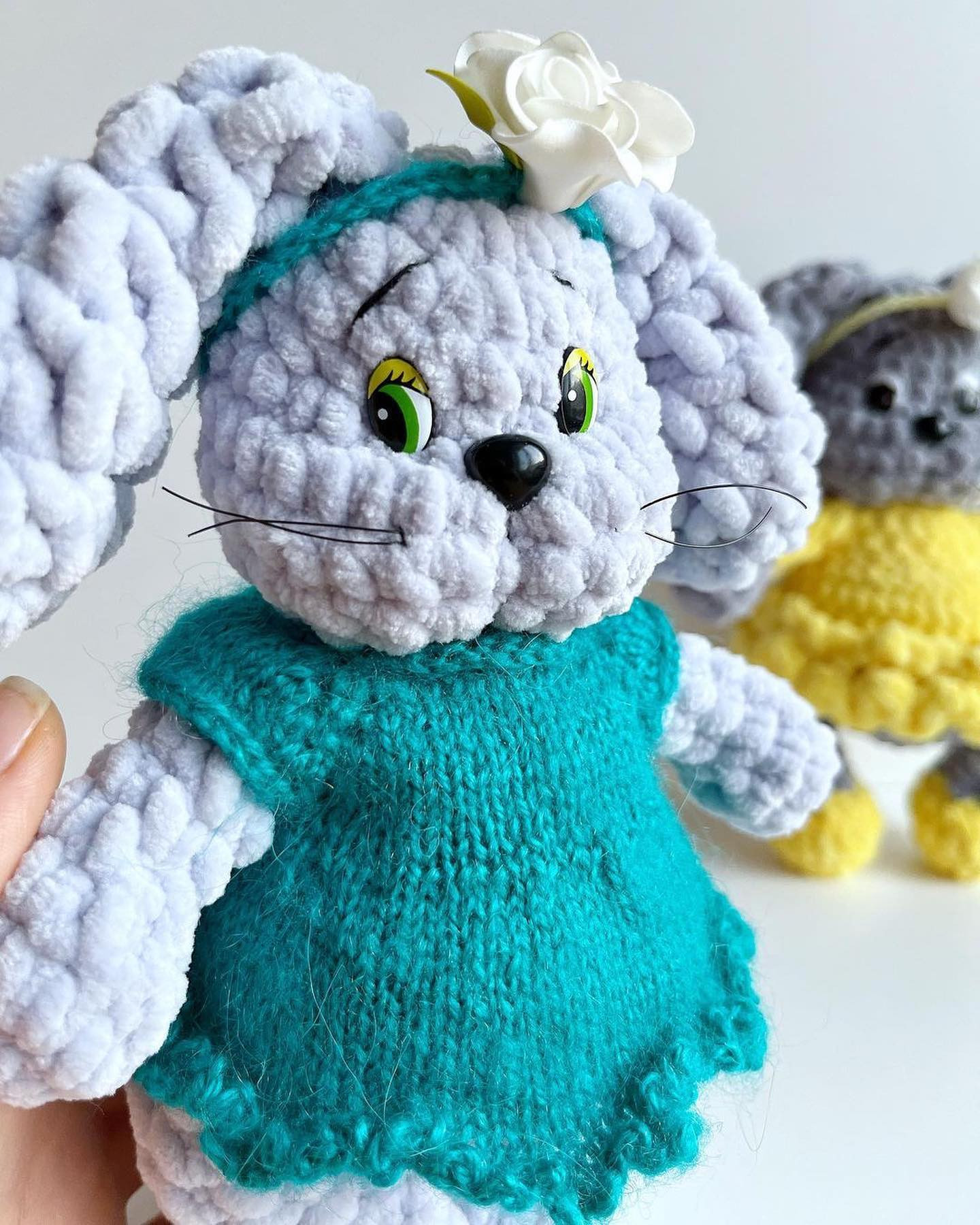 Бесплатная схема вязания амигуруми зайки в платье с цветком