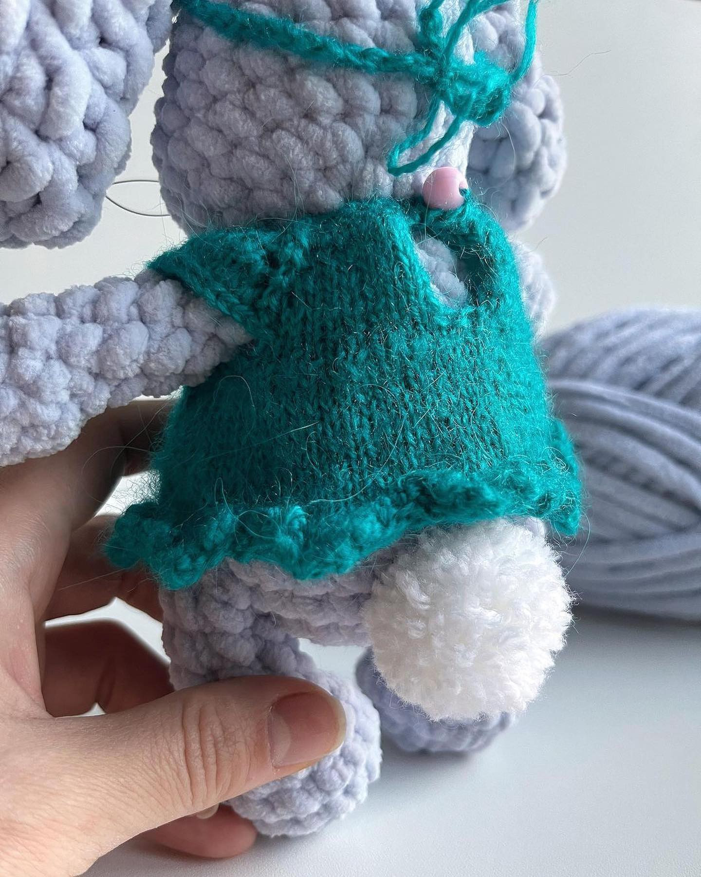 Бесплатная схема вязания амигуруми зайки в платье с цветком