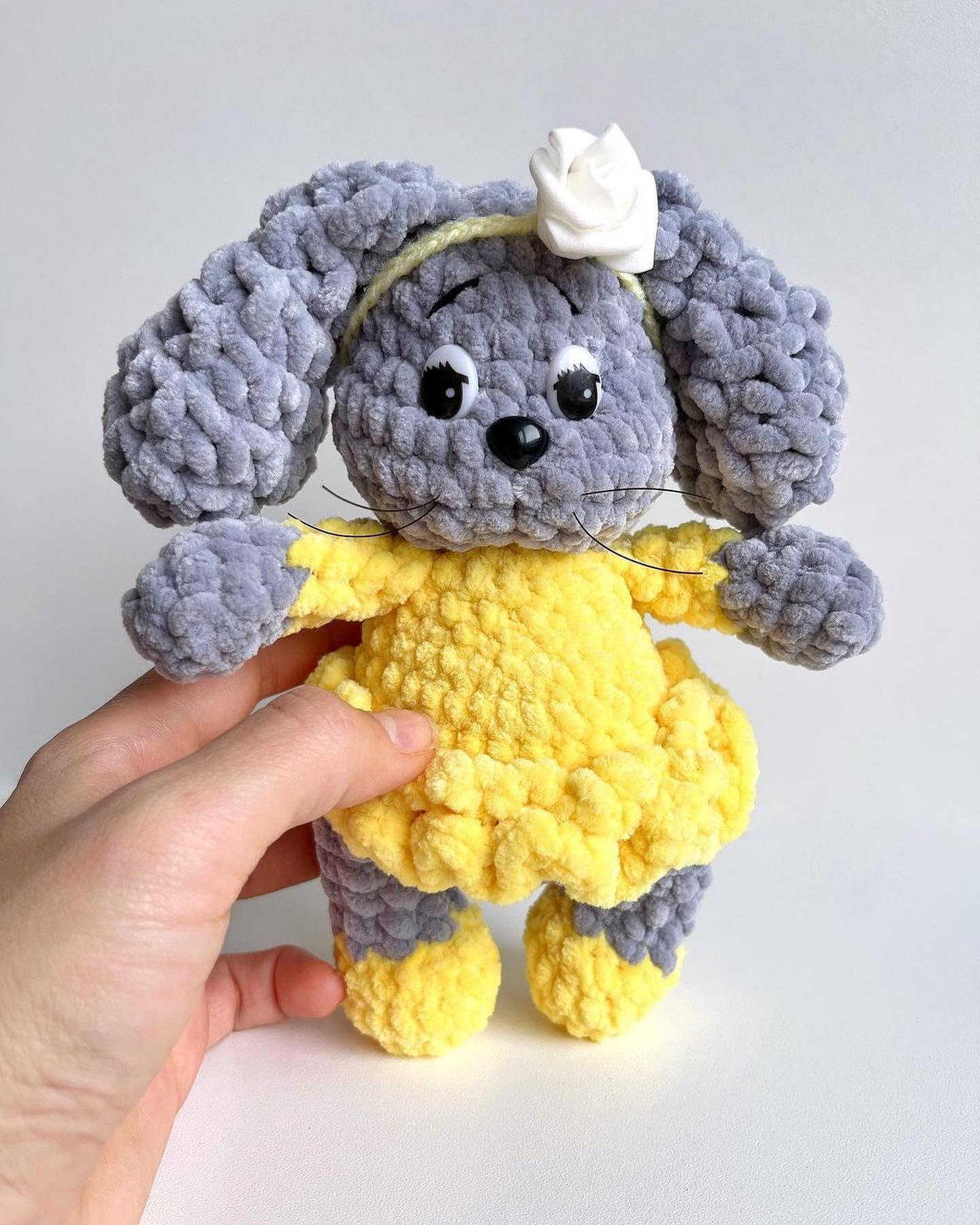 Бесплатная схема вязания амигуруми зайки в платье с цветком