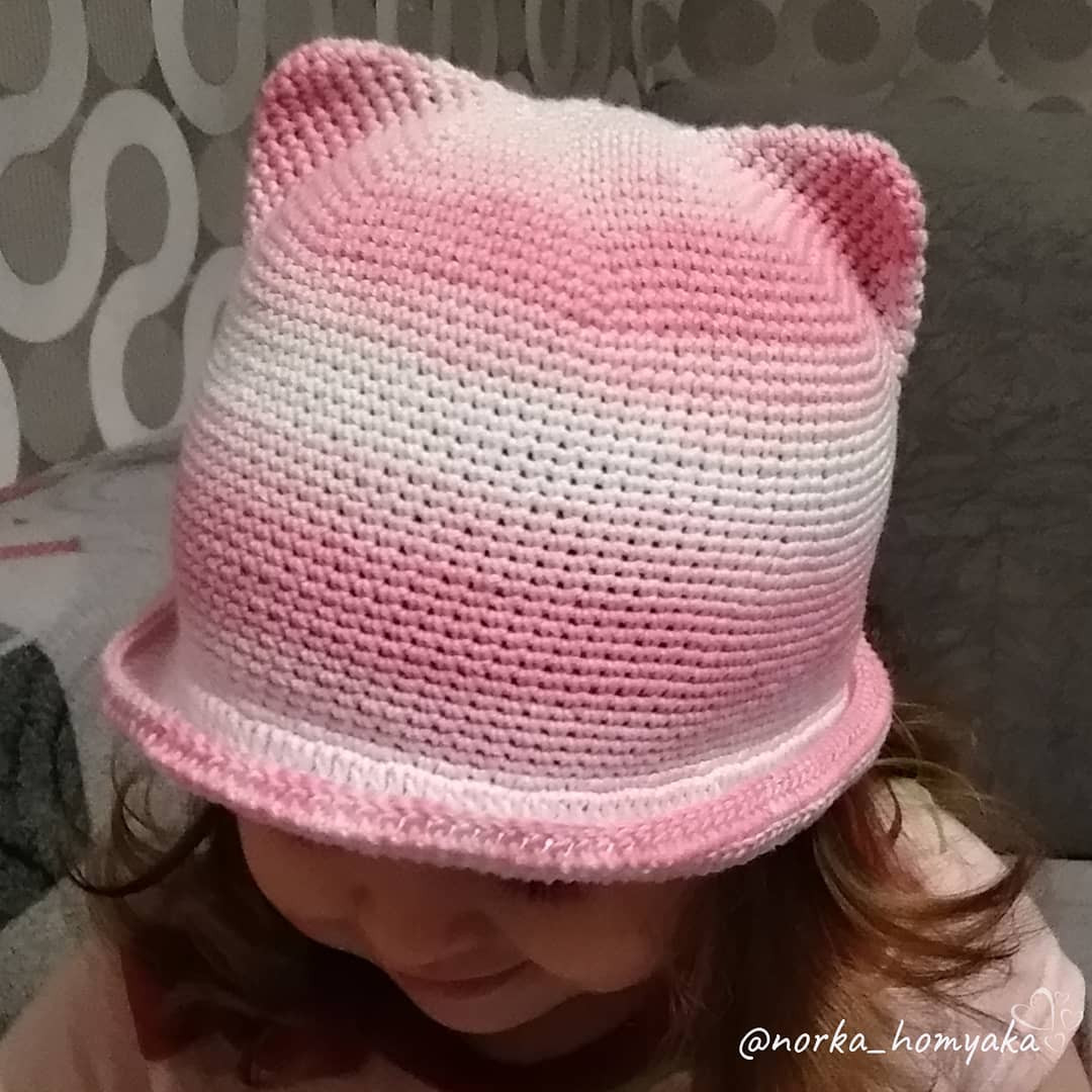 Бесплатная схема вязания шапочки с ушками в розово-белую полоску