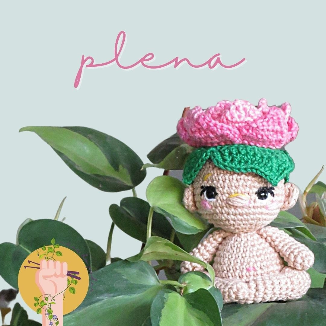 Бесплатное описание амигуруми Plena с цветком лотоса на голове, перевод @i_love_amigurumi