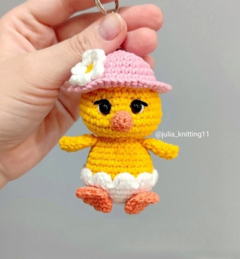 Бесплатное описание амигуруми цыплёнок с розовой шляпкой