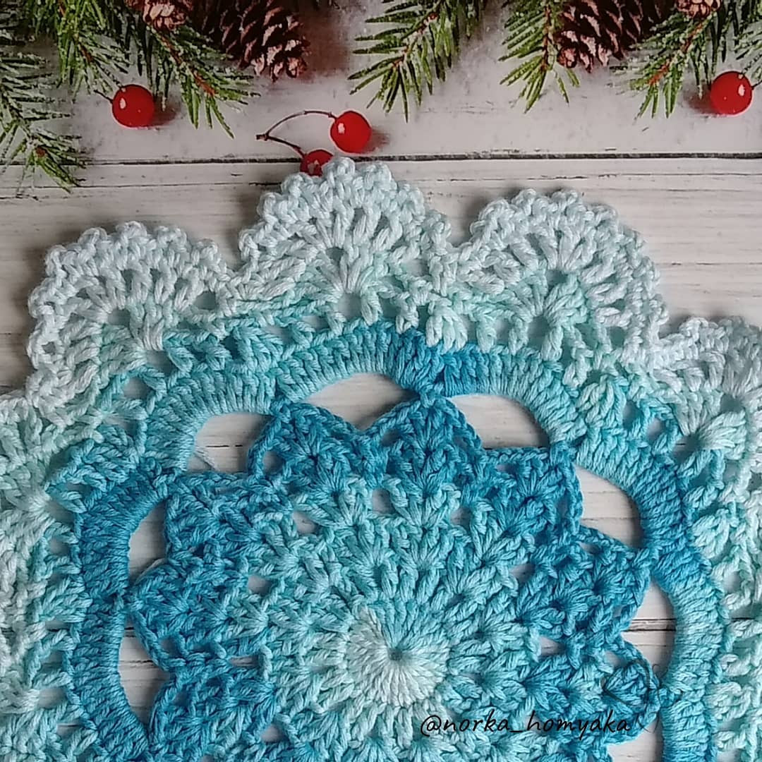 Бесплатное описание и схема крючком для круглой салфетки в голубых тонах