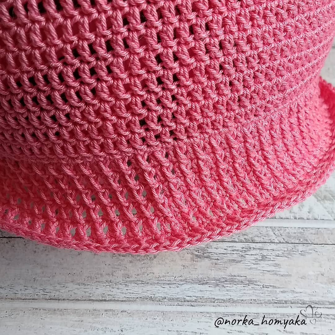 Бесплатное описание и схема вязания розовой шляпки с цветком на макушке