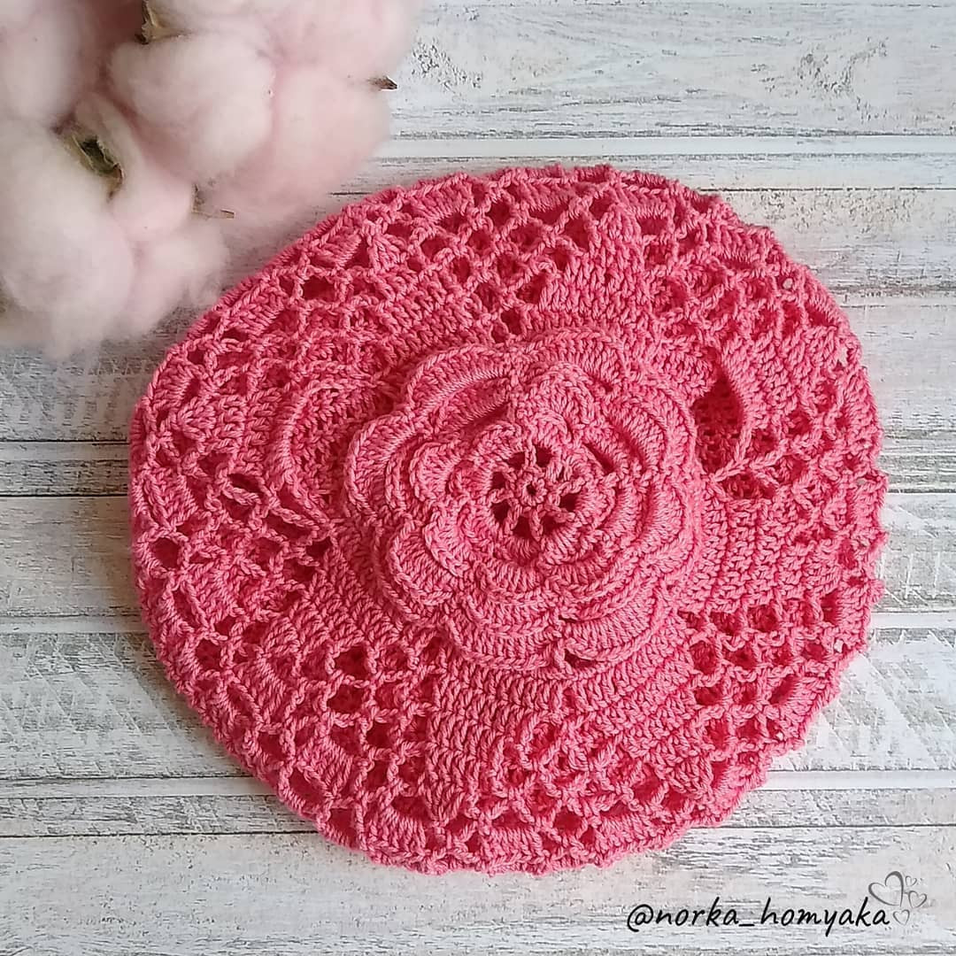 Бесплатное описание и схема вязания розовой шляпки с цветком на макушке