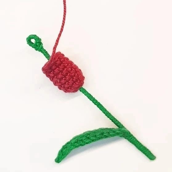 Бесплатное описание: как связать мини-тюльпан крючком