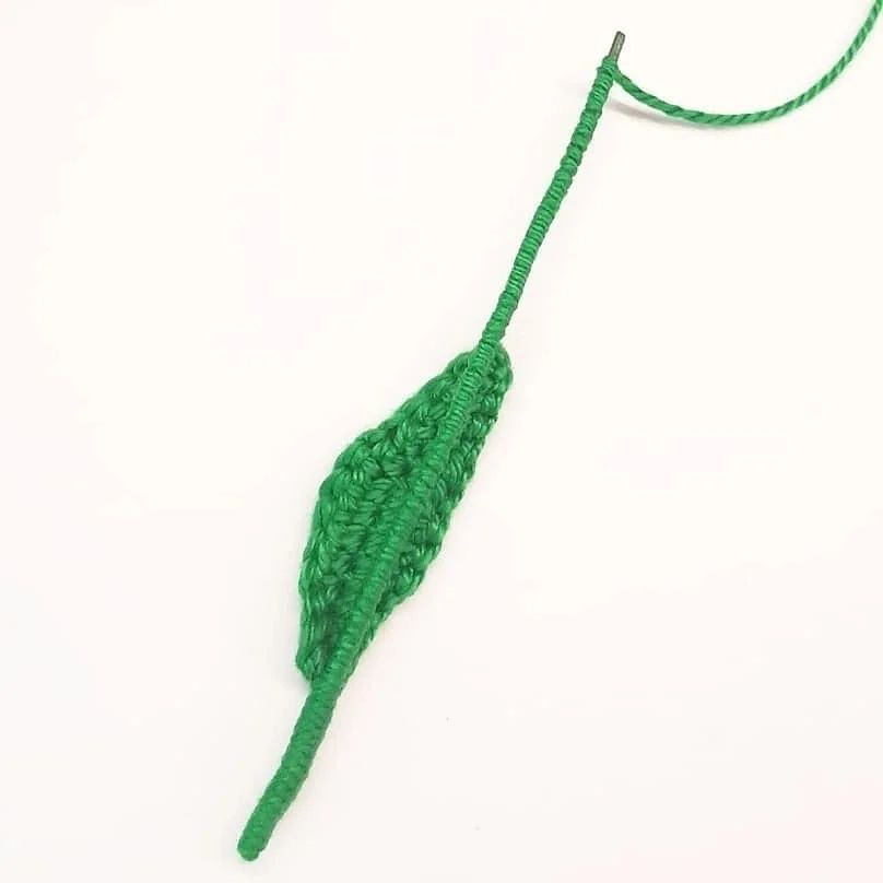 Бесплатное описание: как связать мини-тюльпан крючком