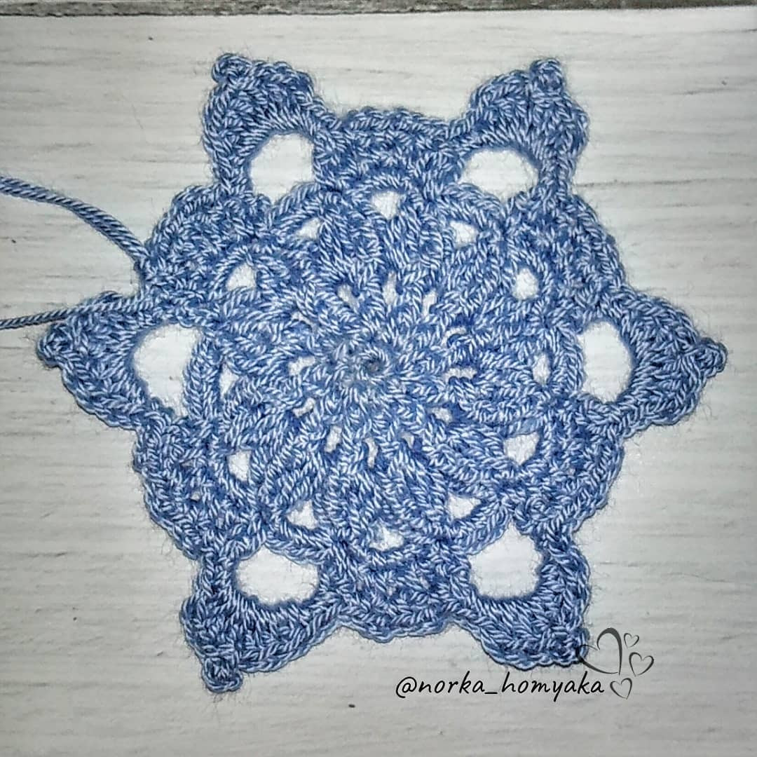 Бесплатное описание: схема вязания крючком снежинки для рождественских украшений